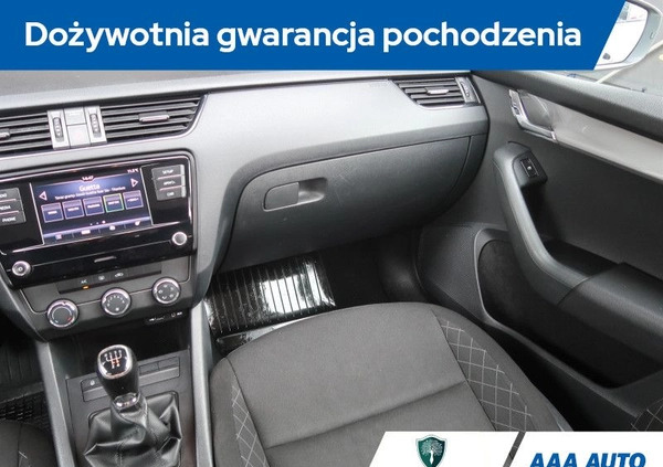 Skoda Octavia cena 43000 przebieg: 177047, rok produkcji 2017 z Połczyn-Zdrój małe 232